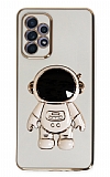 Eiroo Astronot Samsung Galaxy A52 / A52 5G Standl Beyaz Silikon Klf