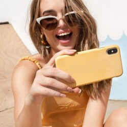 Eiroo Lansman iPhone XS Max Sarı Silikon Kılıf - 2