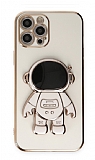 Eiroo Astronot iPhone 13 Pro Standlı Beyaz Silikon Kılıf