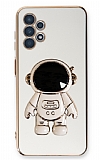 Eiroo Astronot Samsung Galaxy A13 Standl Beyaz Silikon Klf