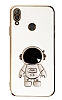 Eiroo Astronot Huawei Y7 2019 Standl Beyaz Silikon Klf