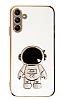 Eiroo Astronot Samsung Galaxy A04s Standl Beyaz Silikon Klf