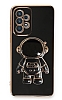 Eiroo Astronot Samsung Galaxy A33 5G Standl Siyah Silikon Klf